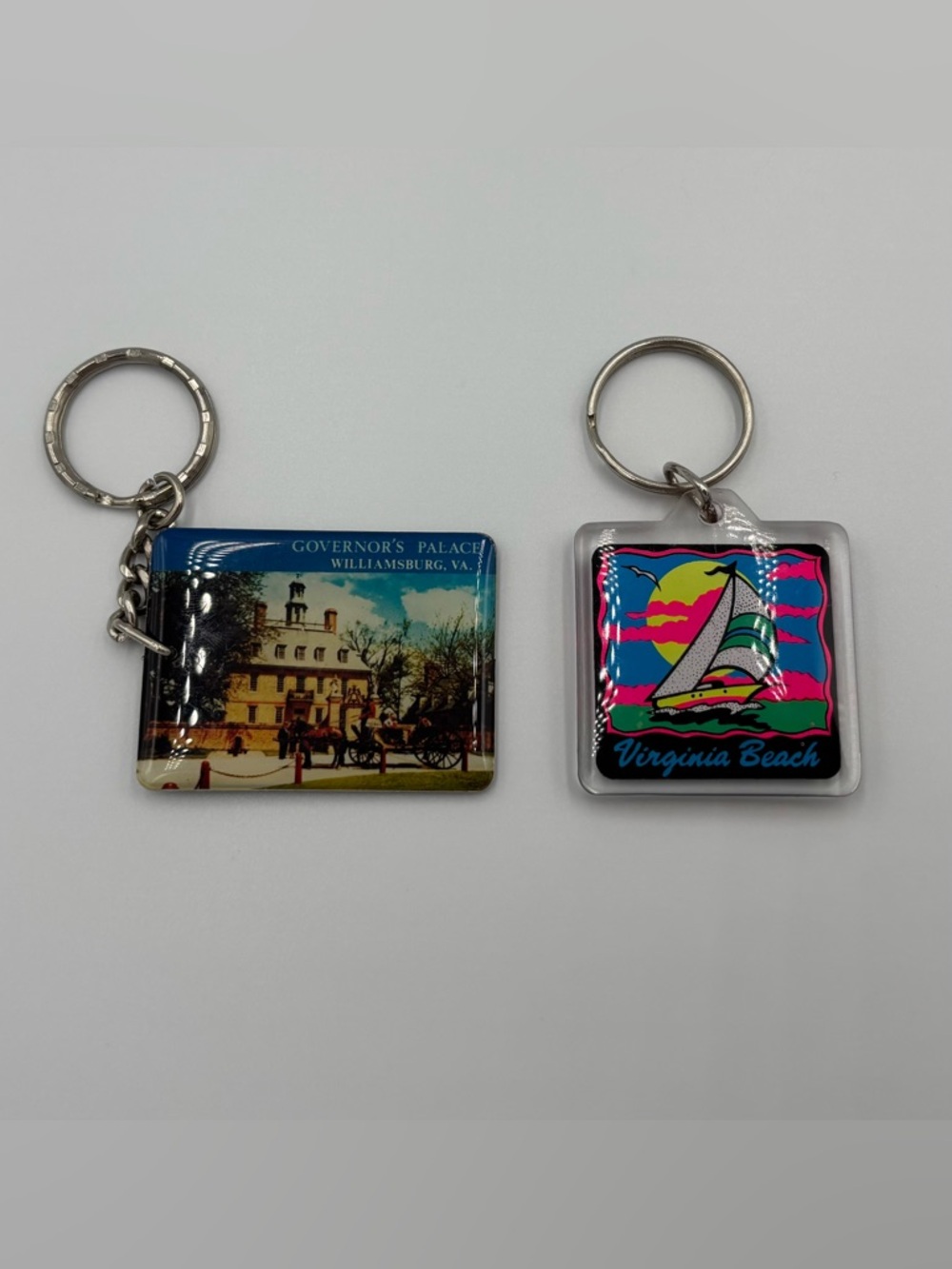 VINTAGE Keychain Keyring Lot- Williamsburg Va Governors Palace + Virginia Beach